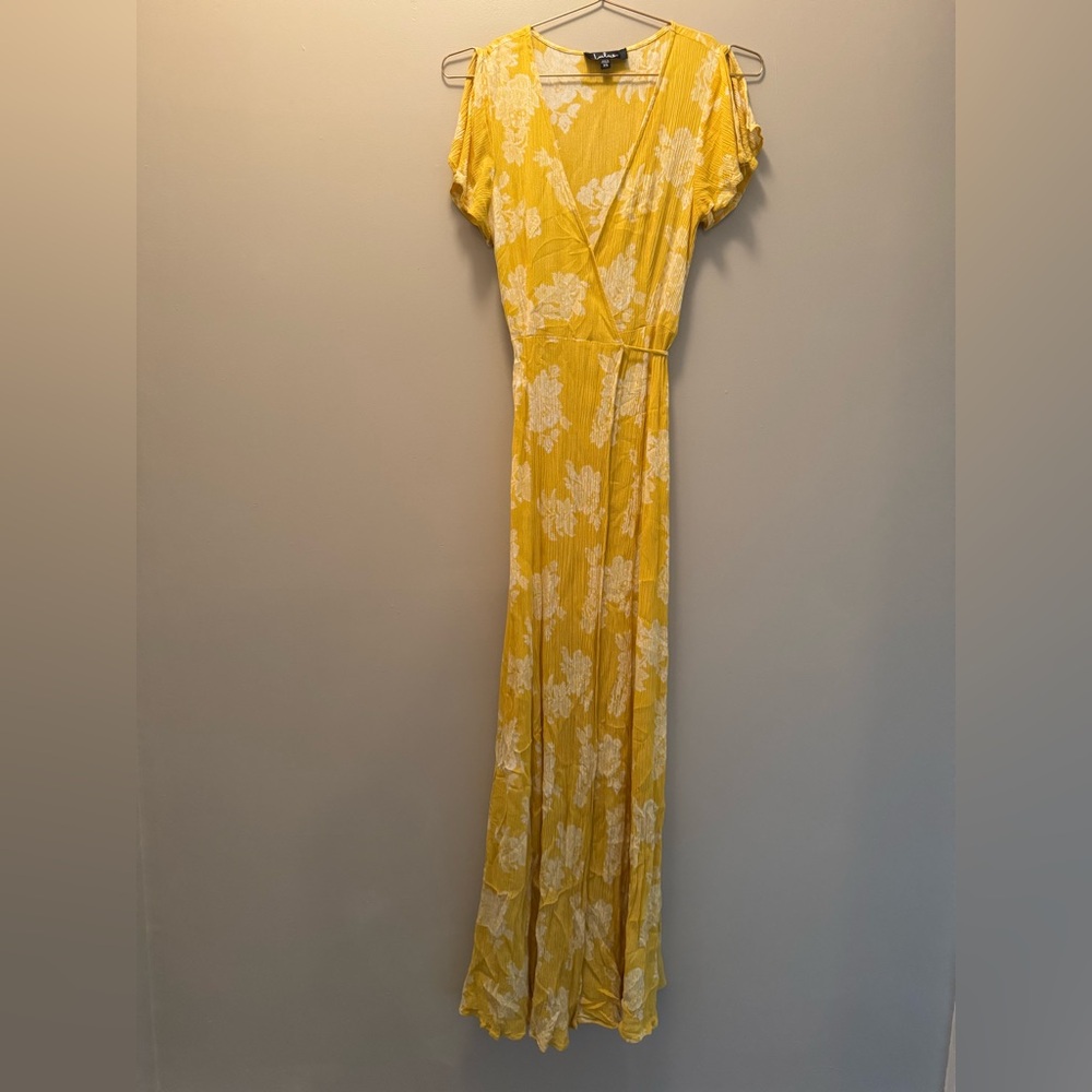 🖤Fall Capsule Sale 🎉 
Lulu's Sunny Yellow Floral Maxi Dress